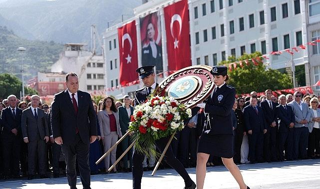 29 Ekim Bayram Coşkusu Çelenk Sunumuyla Başladı 29 Ekim Bayram Coşkusu Çelenk Sunumuyla Başladı
