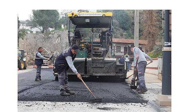 Büyükşehir Belediyesi'nden Finike'ye asfalt desteği
