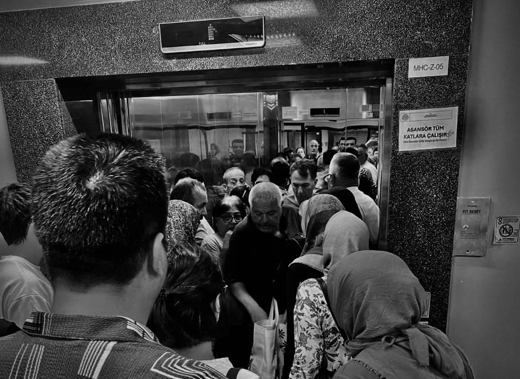 Bayraklı Şehir Hastanesi’nde Yoğun Bakım İsyanı: Merdivenler Bile Kilitli!