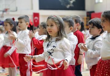 Bayraklı'da 23 Nisan Programları Çocukların Yoğun Katılımıyla Devam Ediyor