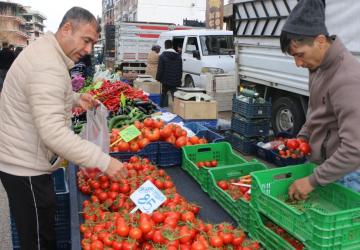 Pazarda ürünlerin fiyatı yükselişte: Vatandaşlar alım gücünden şikayetçi - Videolu Haber