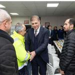 Başkan Tugay, mesaiye emekçi ile başladı