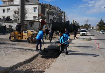 Adıyaman Belediyesi, yol bakım ve yenileme çalışmalarını sürdürüyor