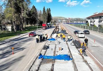 Raylar tam yol Kartepe'ye doğru döşeniyor
