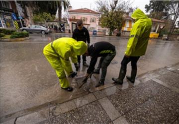 İzmir Büyükşehir Belediyesi ekipleri sağanak yağış ve fırtına nedeniyle seferber oldu
