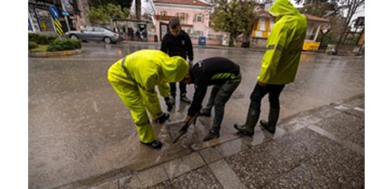 İzmir Büyükşehir Belediyesi ekipleri sağanak yağış ve fırtına nedeniyle seferber oldu