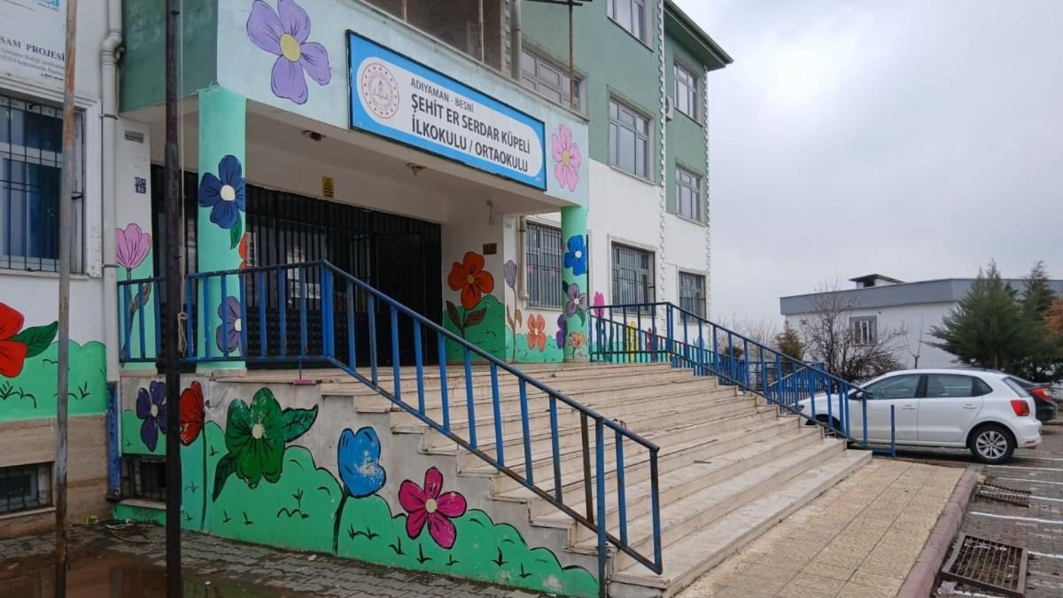 Besni’de öğretmenler okulu sanat galerisine dönüştürdü