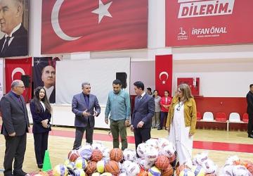 Bayraklı'daki Okullara Spor Malzemesi Desteği