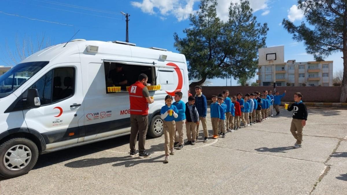 Adıyaman’da Kızılay’dan öğrencilere çorba, vatandaşlara yemek desteği