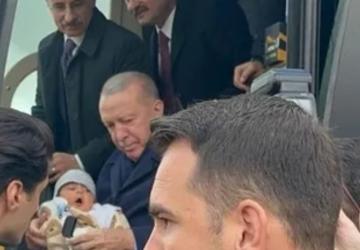 Cumhurbaşkanı Erdoğan Adıyaman’da 4 aylık bebeği fark edince konvoyu durdurdu