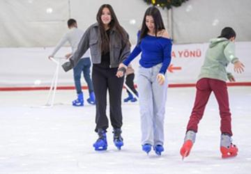 İzmir'de kışın keyfi buzda yaşanıyor