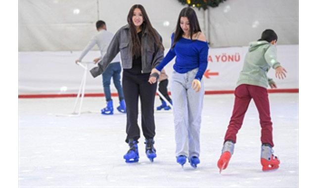 İzmir'de kışın keyfi buzda yaşanıyor