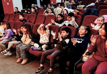 Bornova'da yarıyıl tatili tiyatroyla şenlendi