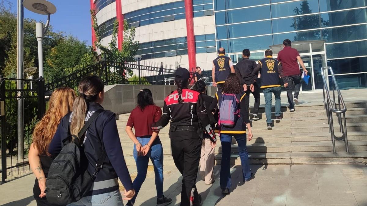 Osmaniye’den Adıyaman’a gelerek hırsızlık yapan 4 şüpheli tutuklandı Osmaniye’den Adıyaman’a gelerek hırsızlık yapan 4 şüpheli tutuklandı