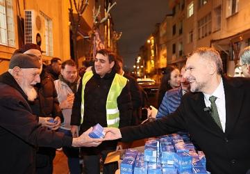 Başkan Vekili Akın'dan kandil simidi ikramı
