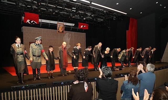 “Yaşamak mı, Yoksa Ölmek mi" Ataşehir'de Seyirciyle Buluştu “Yaşamak mı, Yoksa Ölmek mi" Ataşehir'de Seyirciyle Buluştu