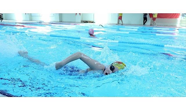 Osmangazi Belediyesi'nden 23 Nisan'a Özel Yüzme Şenliği