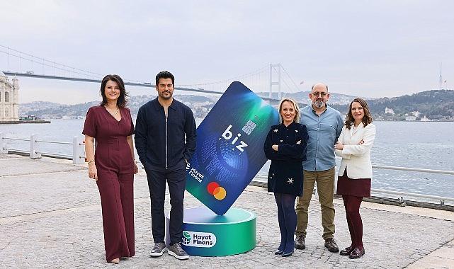 Burak Özçivit, Prof. Dr. Sinan Canan ve Açelya Akkoyun, Hayat Finans'ın 'yeni nesil aile kartı' için aynı sahnedeydi