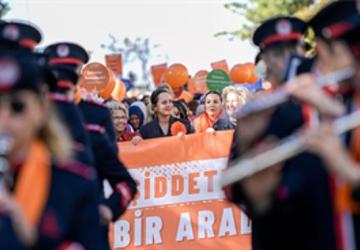 Kadına şiddete karşı “turuncu" yürüyüş