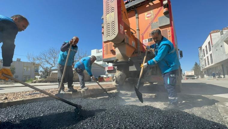 Adıyaman’da zarar gören yollarda asfalt onarım çalışmaları sürüyor