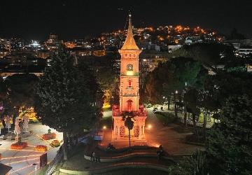 Saat Kulesi gündüz başka gece başka güzel