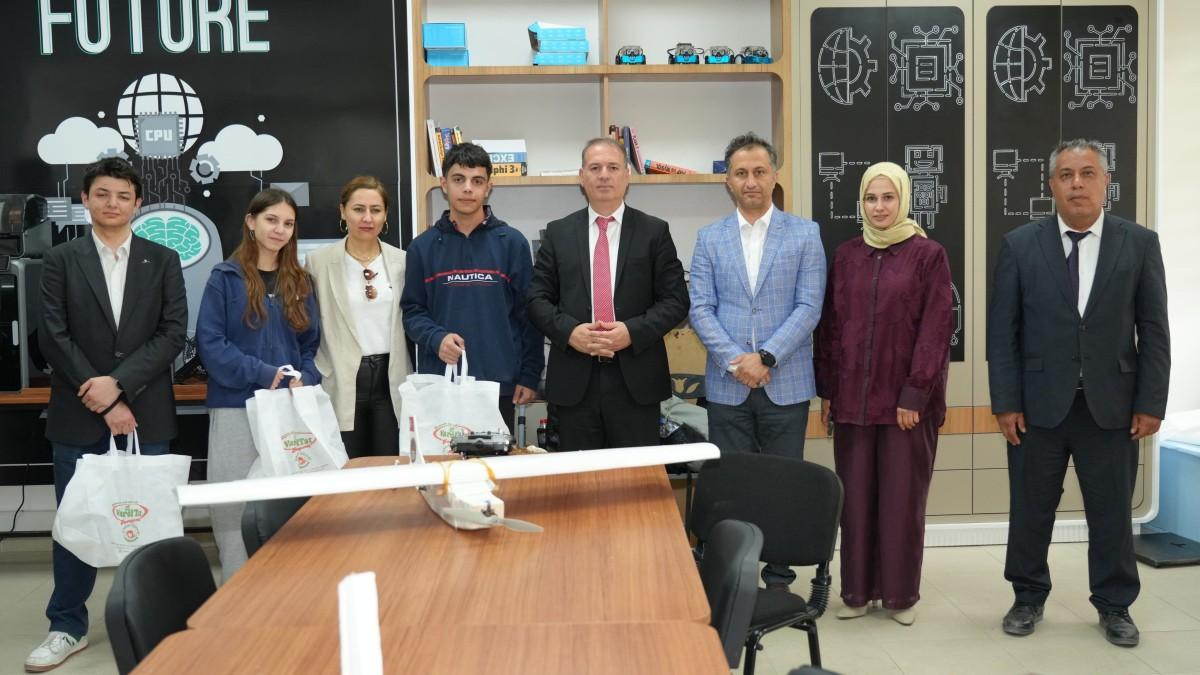 Müdür Tosun “İnsansız Hava Aracı (İHA) Tasarım ve Yapım Kursu”nu ziyaret etti