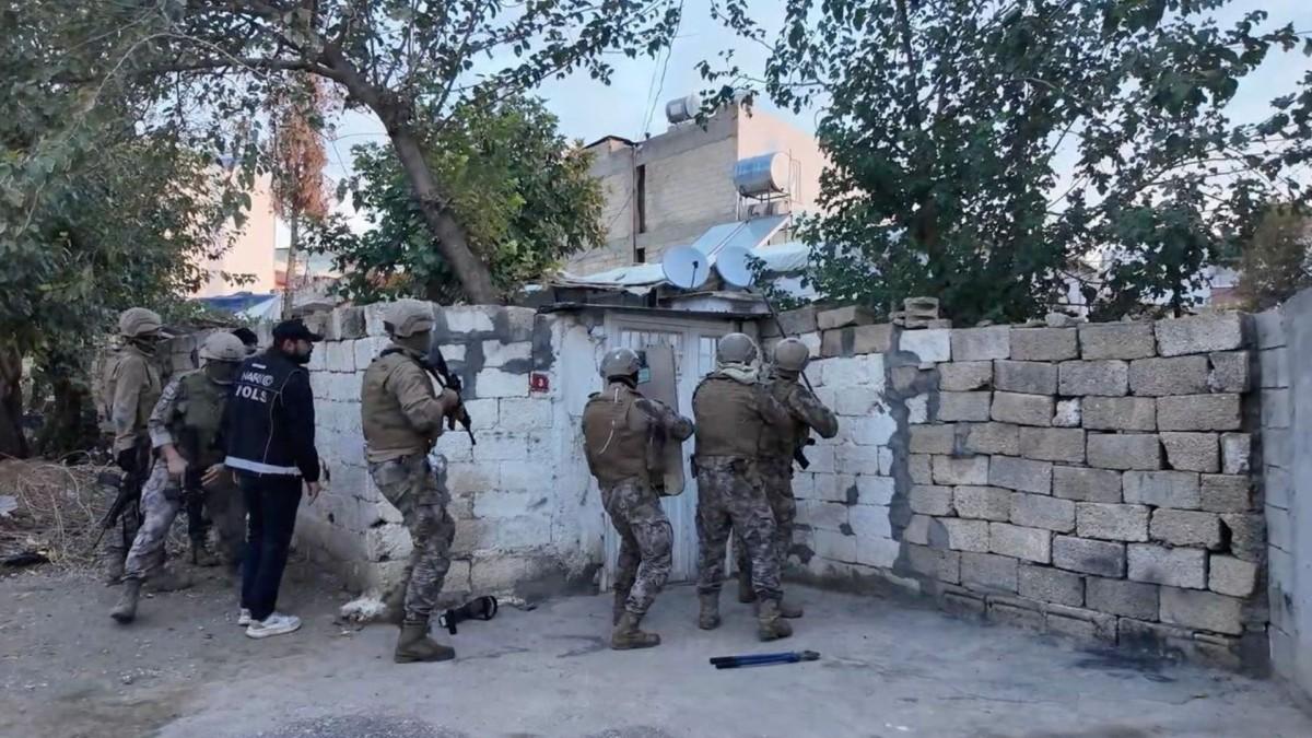 Adıyaman’da uyuşturucu operasyonu: 4 şüpheli tutuklandı - Videolu Haber Adıyaman’da uyuşturucu operasyonu: 4 şüpheli tutuklandı - Videolu Haber