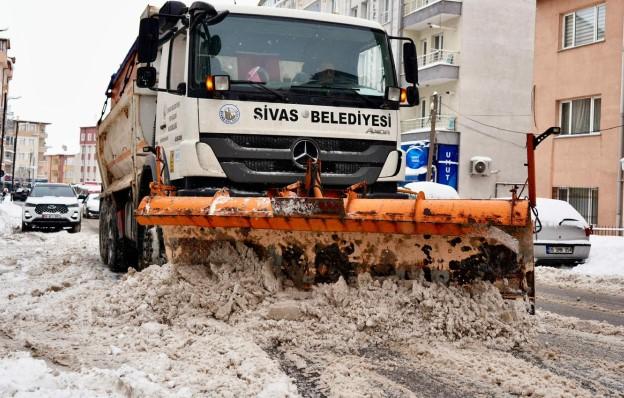 Sivas’ta Yoğun Kar Alarmı: 783 Personel Sahada