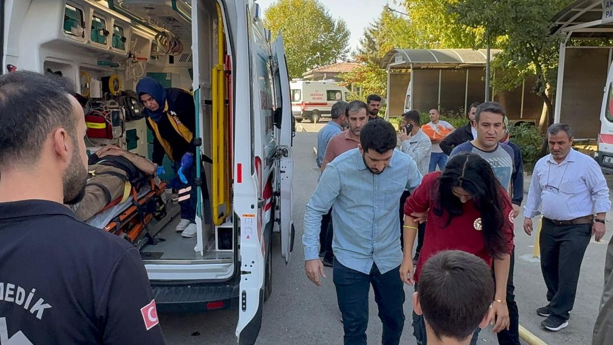 Samsat’ta ambulans kazası: 3’ü sağlık personeli 8 yaralı Samsat’ta ambulans kazası: 3’ü sağlık personeli 8 yaralı