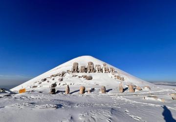Nemrut Dağı kar yağışıyla beraber beyaza büründü