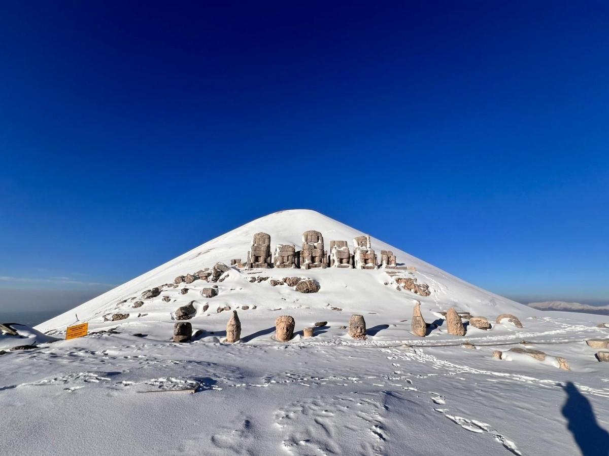 Nemrut Dağı kar yağışıyla beraber beyaza büründü