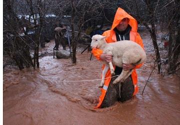 Büyükşehir ekipleri yağmur ve fırtınaya karşı seferber oldu