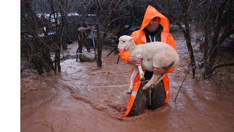 Büyükşehir ekipleri yağmur ve fırtınaya karşı seferber oldu