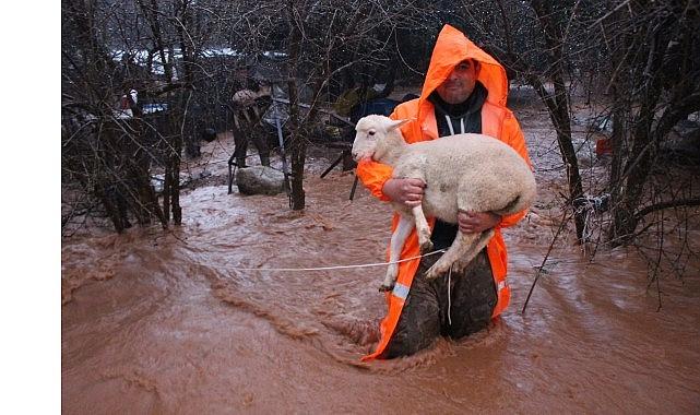 Büyükşehir ekipleri yağmur ve fırtınaya karşı seferber oldu