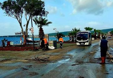 Ayvalık'ta Lodos Alarmı: Ekipler Sahada, Çalışmalar Aralıksız Sürüyor