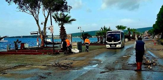 Ayvalık'ta Lodos Alarmı: Ekipler Sahada, Çalışmalar Aralıksız Sürüyor