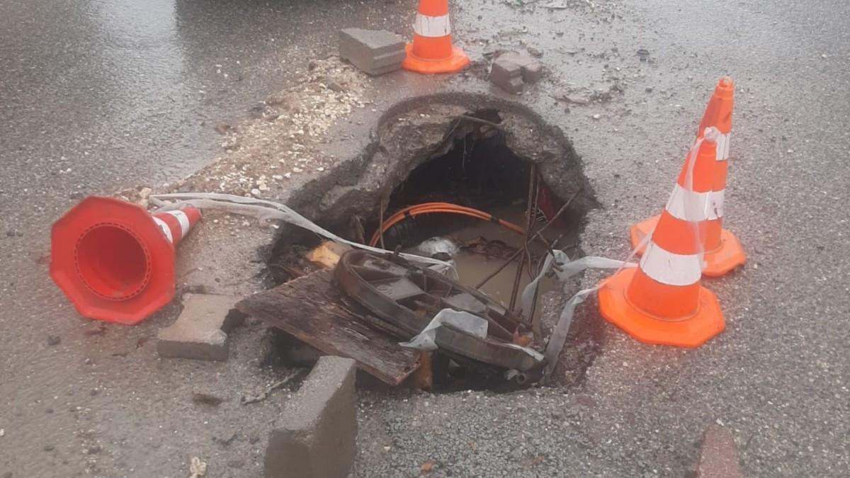 Alitaşı Mahallesi’nde aylardır yapılmayan Telekom çukuru tehlike saçıyor