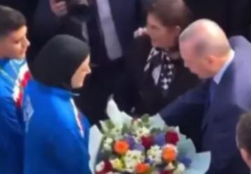 Aydın’daki törende fotoğrafçıdan Başkan Özlem Çerçioğlu’na tepki çeken hareket