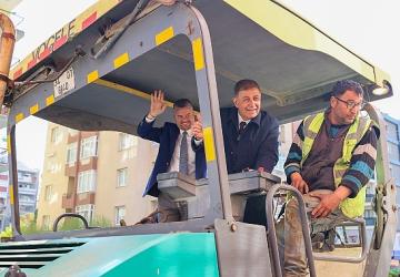 Buca'da asfalt seferberliği: Başkan Tugay ve Başkan Duman sahada!