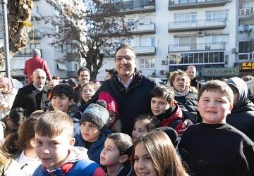 Balçova'da Kar Şenliği Coşkusu: Başkan Onur Yiğit Çocuklarla Kar Sevincine Ortak Oldu