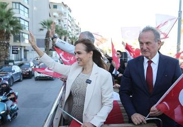 Karşıyaka, Cumhuriyet'in ışığında tek yürek oldu!