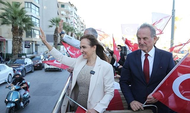 Karşıyaka, Cumhuriyet'in ışığında tek yürek oldu!