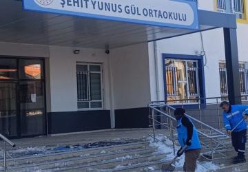 Adıyaman Belediyesi tarafından 98 okulda kar ve buz temizliği yapıldı