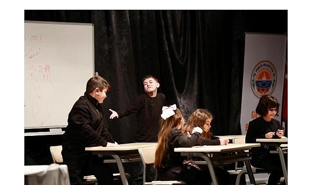 Çocuk Şenlikleri "Okulda Sıradan Bir Gün" Gösterisi İle Başladı