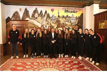 Belediye Başkanı Rasim Arı, Galatasaray Sutopu Kadın Takımı'nı Ağırladı