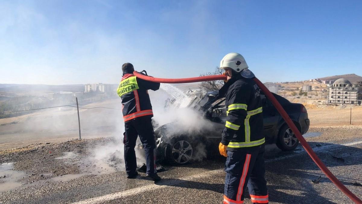 Besni’de araç yangını itfaiye ekipleri tarafından söndürüldü - Videolu Haber Besni’de araç yangını itfaiye ekipleri tarafından söndürüldü - Videolu Haber