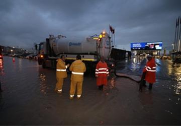 İzmir'de yağış ve deniz seviyesi hareketliliğine anlık müdahale