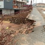 Besni’de sağanak yağış istinat duvarını yıktı