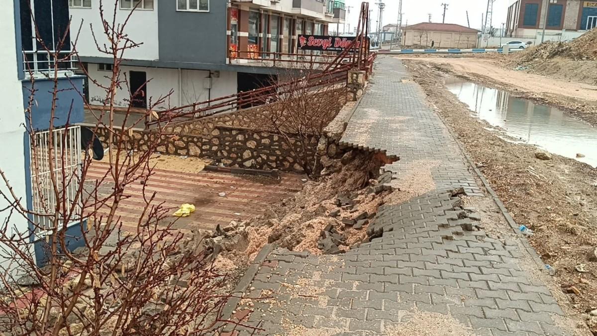 Besni’de sağanak yağış istinat duvarını yıktı