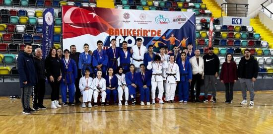 Büyükşehir Sporcuları İki Branşta Madalyaları Topladı